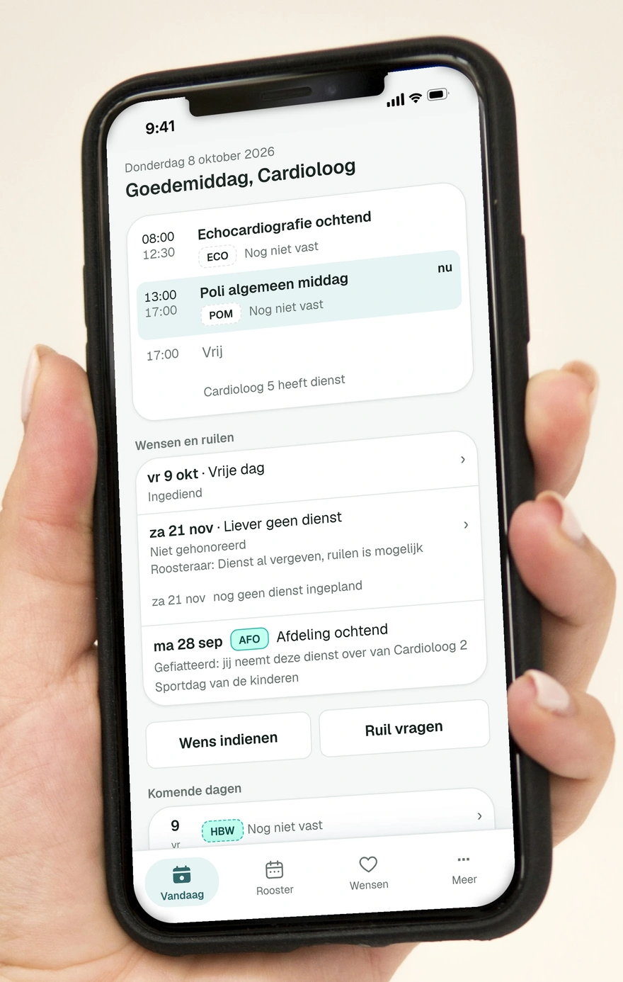 Eine Hand hält ein Telefon. Auf dem Bildschirm: Die persönliche App auf der Seite „Vandaag“ (heute): die Dienste von heute, Wünsche und Tausch, und die Schaltflächen „Wens indienen“ und „Ruil vragen“.